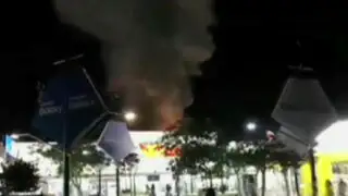 Emergencia en el boulevard de Asia: incendio consume conocido supermercado