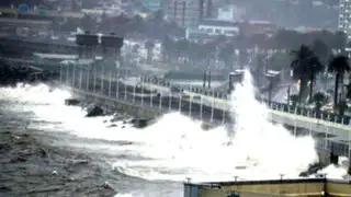 Chile continúa en alerta por fuertes marejadas en el litoral central