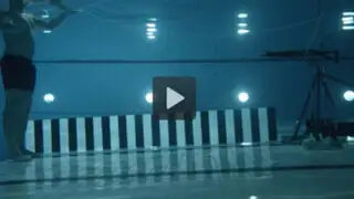VIDEO: se disparó a sí mismo dentro de una piscina y el resultado fue impactante