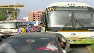 Bus ‘pirata’ choca por escapar de fiscalizadores en avenida La Marina