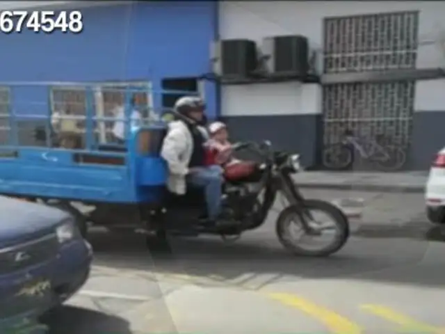 Sujeto traslada bebé en moto sin las mínimas medidas de seguridad