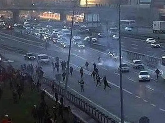 Fútbol turco: desadaptados atacan con piedras y bengalas bus de equipo rival