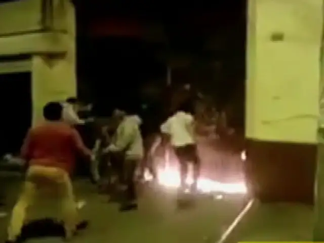 Universidad Federico Villareal: vándalos prendieron fuego en puerta de sede