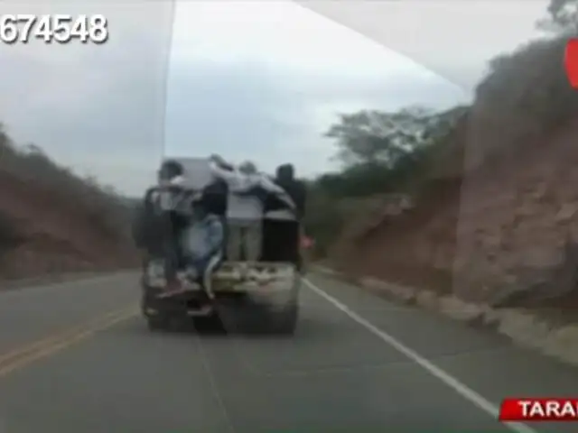 Sin medir el peligro pasajeros viajan parados en tolva de camioneta