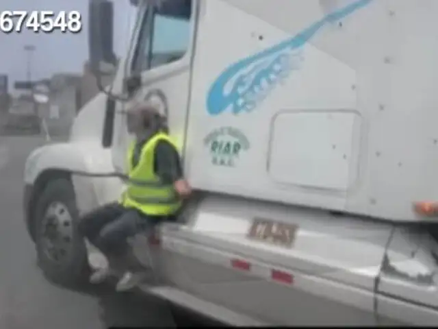 WhatsApp: hombre viaja sentado en la parte lateral de un camión