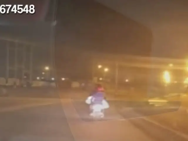 Ventanilla: mujer se traslada en moto llevando un bebé en brazos