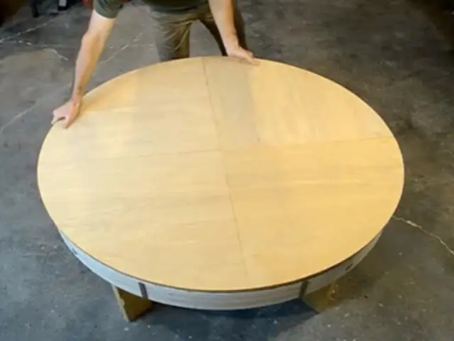 VIDEO: parece una simple mesa pero al girarla ocurre algo impresionante