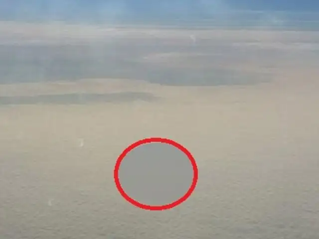 Misteriosa aparición a más de 10 mil metros es captada por pasajeros de un vuelo comercial