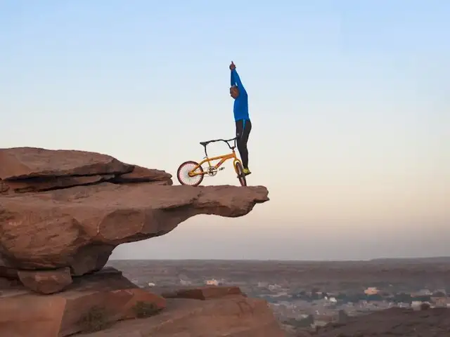 Deportista de 68 años realiza maniobras en bicicleta a 100 metros de altura