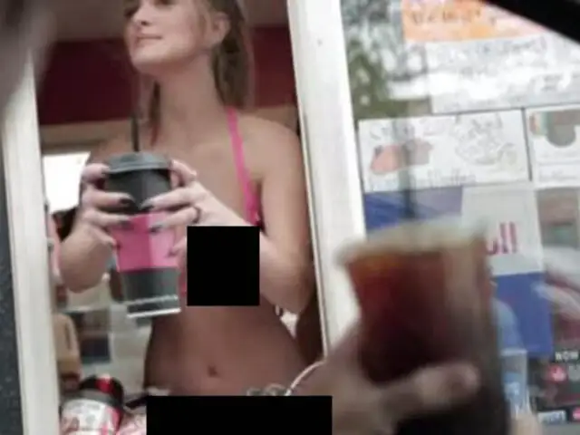 VIDEO: chicas atienden a clientes de cafetería en topless