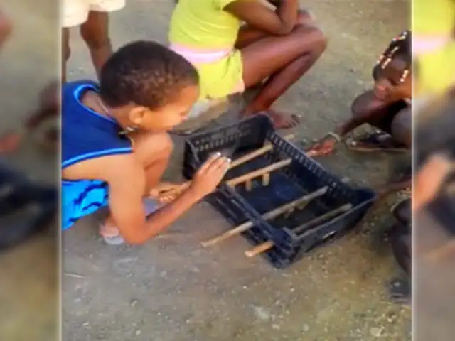 VIDEO: ingeniosos niños crearon su propio 'fulbito de mesa' artesanal