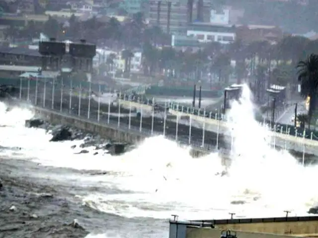 Chile continúa en alerta por fuertes marejadas en el litoral central