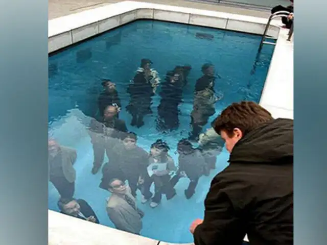 FOTOS: ¿Es posible entrar a una piscina con ropa y no mojarse?