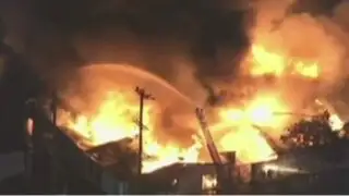 EEUU: gigantesco incendio destruyó edificio en Los Ángeles