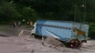 Tarapoto: desborde de quebrada en Yurimaguas dejó vehículos varados