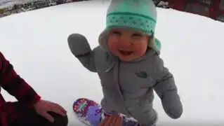 Niño de 14 meses de edad se luce haciendo snowboard y su video es viral