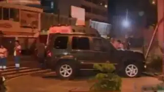 San Isidro: camioneta se empotra contra cebichería y deja dos heridos
