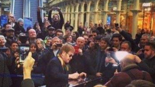 VIDEO: Elton John sorprende con show en estación de tren