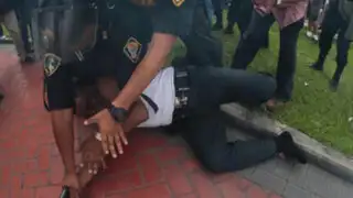 Detienen a policía en actividad durante protesta en Plaza Dos de Mayo