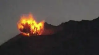 Captan impresionante erupción de volcán en Japón