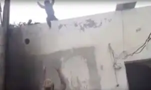 Indignante: padre anima a su hijo a saltar del techo para atraparlo en el aire