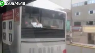Pasajero viaja acostado sobre el motor de un bus del Metropolitano