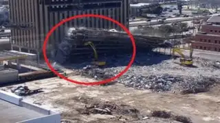 VIDEO: un edificio le cae encima y sorprendentemente resulta ileso