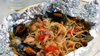 Aprende la receta del spaghetti de mariscos al horno