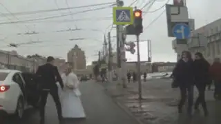 ¿Se acabó el amor? Recién casados pelean en la calle y el video da la vuelta al mundo