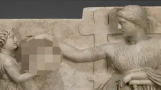 ¿Había laptops en la Antigua Grecia? Esta escultura genera polémica en Internet