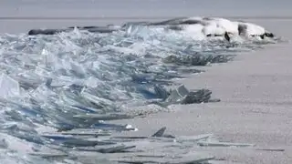 Acumulación de hielo muestra espectacular paisaje de un lago de EEUU
