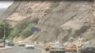 Costa Verde: cinco personas salvan de morir tras caída de piedras de acantilado
