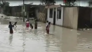 Fuertes lluvias dejan calles inundadas en Piura