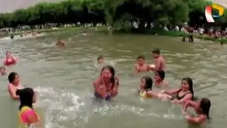 Limeños disfrutan refrescante chapuzón en laguna de Trapiche
