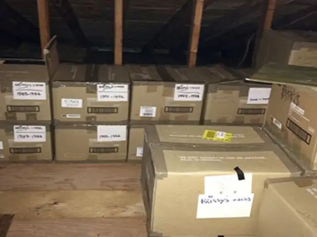 Escondió estas cajas durante 40 años y cuando su marido las descubrió quedó impactado
