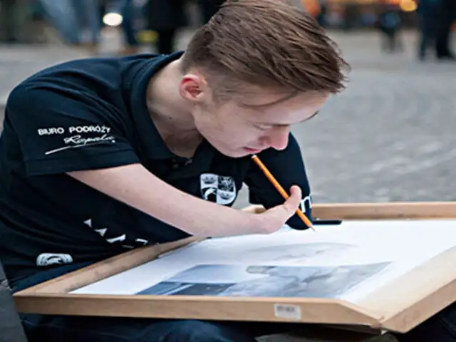 Mariusz Kedzierski, el dibujante que cumple su sueño a pesar de no tener manos