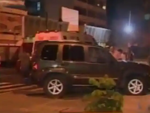 San Isidro: camioneta se empotra contra cebichería y deja dos heridos