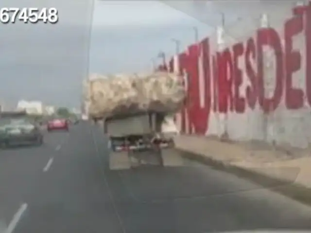 Mototaxi con exceso de carga obstaculiza tránsito en avenida del Callao