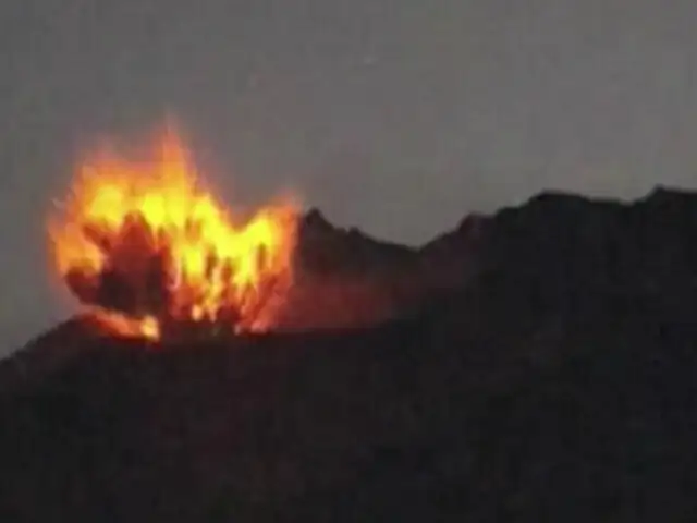 Captan impresionante erupción de volcán en Japón