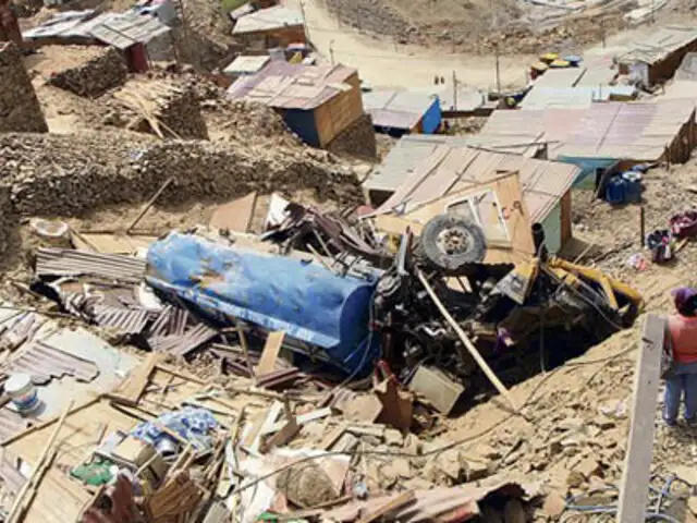Camión cisterna cae de cerro destruyendo varias viviendas