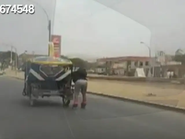 Puente Piedra: joven en patines se moviliza colgado de una mototaxi