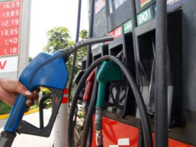 Golpe a los bolsillos de conductores: precio de combustible sigue subiendo en grifos