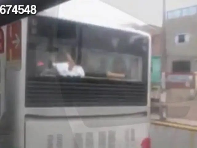 Pasajero viaja acostado sobre el motor de un bus del Metropolitano