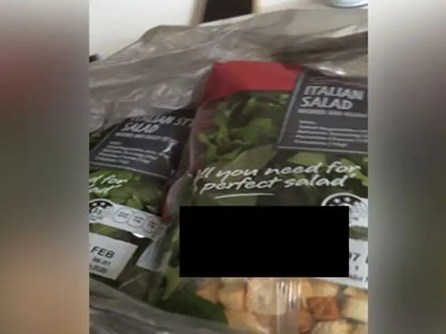VIDEO: compró una ensalada en bolsa y cuando la abrió se llevó el susto de su vida