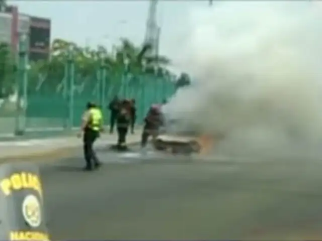 Incendio de auto provoca caos en Paseo de la República