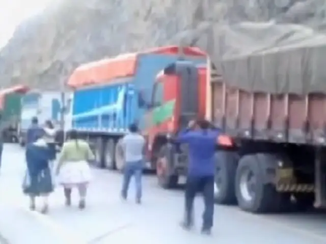 Huancavelica: huaicos afectan carretera dejando vehículos varados