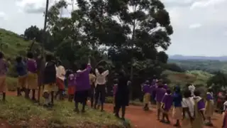 Uganda: registran reacción de niños al ver por primera vez un drone