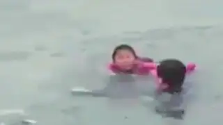 China: dramático rescate de niño atrapado en lago congelado