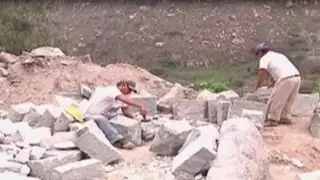 Hombres hacen negocio con tallado de rocas en Carretera Central