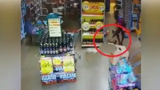 Cámaras de seguridad registran a sicarios baleando a su víctima en un supermercado